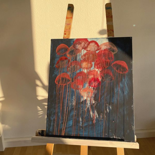 Rote Quallen auf blauem Hintergrund: Abstrakte Kunst auf Leinwand