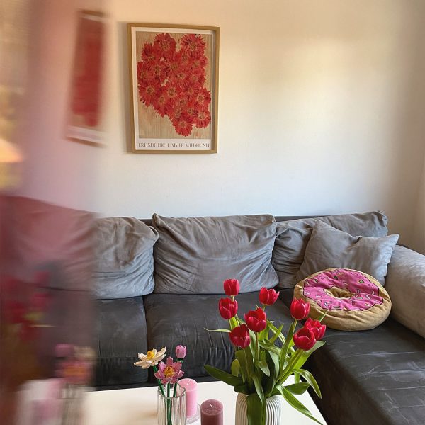 Poster Blumen abstrakt mit Affirmation über Sofa im Wohnzimmer