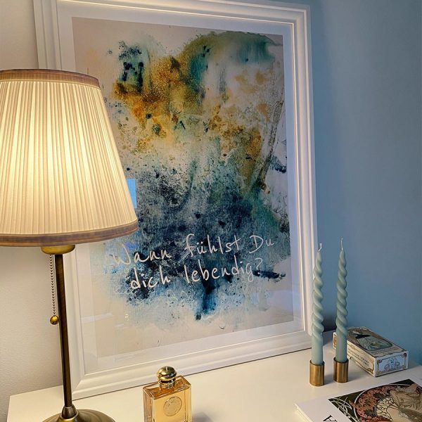 Abstraktes Poster blau und gelb mit Deko und gemütlicher Beleuchtung, Personalisierung: Wann fühlst Du dich lebendig?