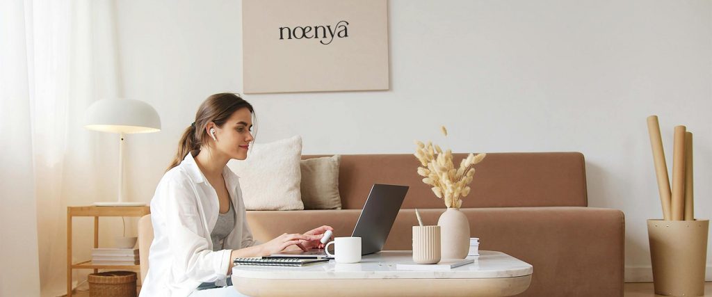 Mit Growth Mindset erfolgreich werden –Frau sitzt am Laptop im Wohnzimmer