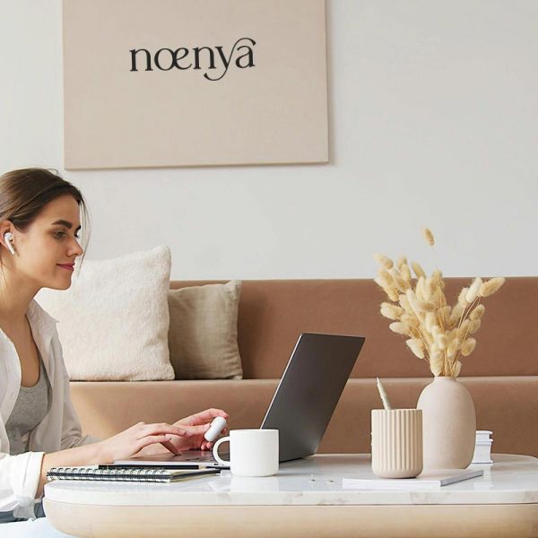 Mit Growth Mindset erfolgreich werden –Frau sitzt am Laptop im Wohnzimmer