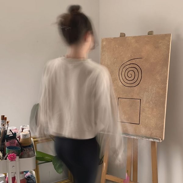 Künstlerin Noneya vor Bild Growth Mindset in abstrakter Kunst