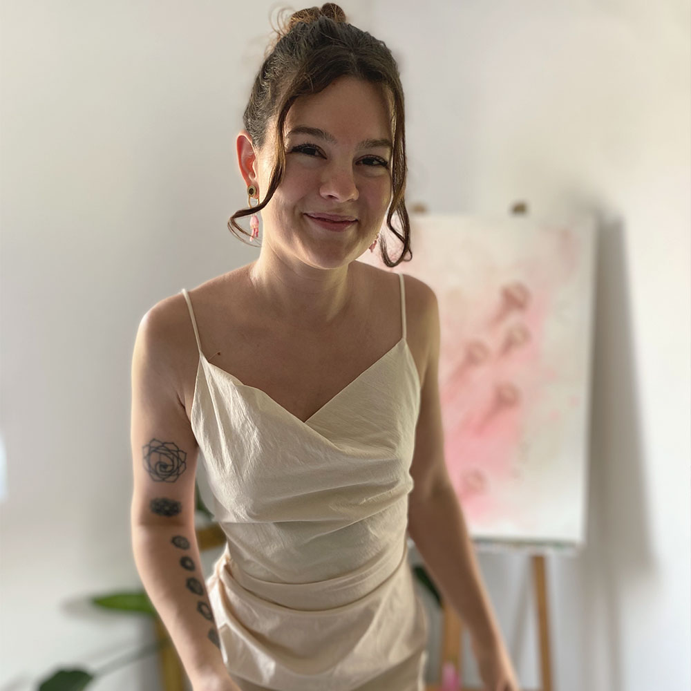 Künstlerin Noenya vor abstrakter Kunst mit Quallen