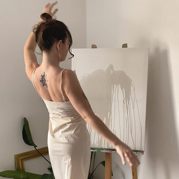 phoenix-poster-beige-leinwand Künstlerin Noenya vor Leinwand, Entstehung Phönix Poster