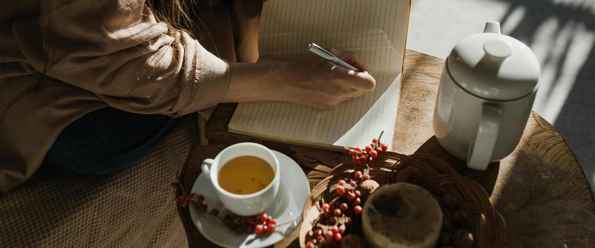 Wintersonnenwende Ritual: Frau die in Journal schreibt