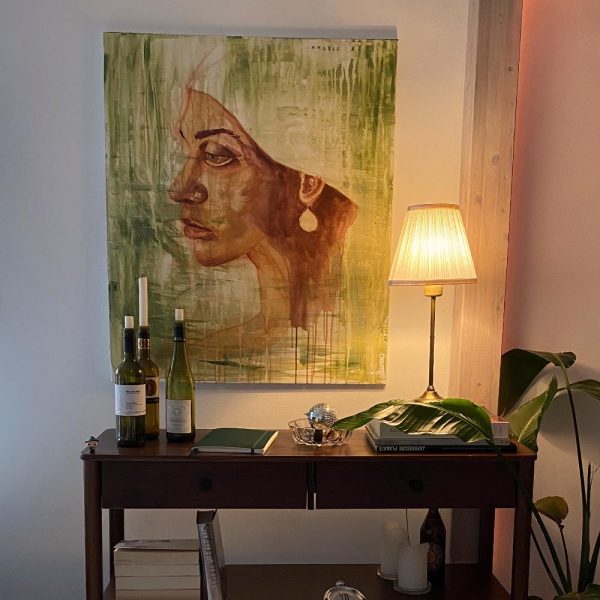 Leinwand im Wohnzimmer mit Portrait einer Frau auf grünem Hintergrund