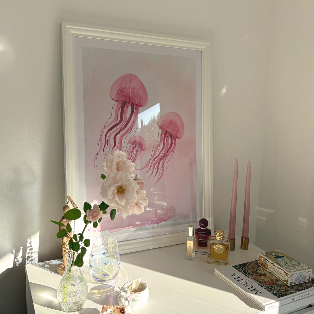 Babyzimmer Poster Quallen rosa in weißem Bilderrahmen auf Kommode mit Deko